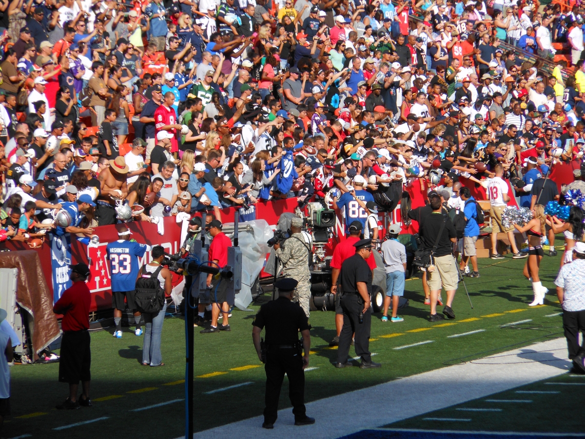 NFL fans at 2013 NFL Ohana Day