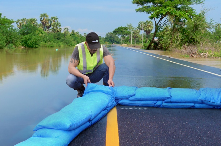 hurricane-season-ultra-aqua-bag.jpg